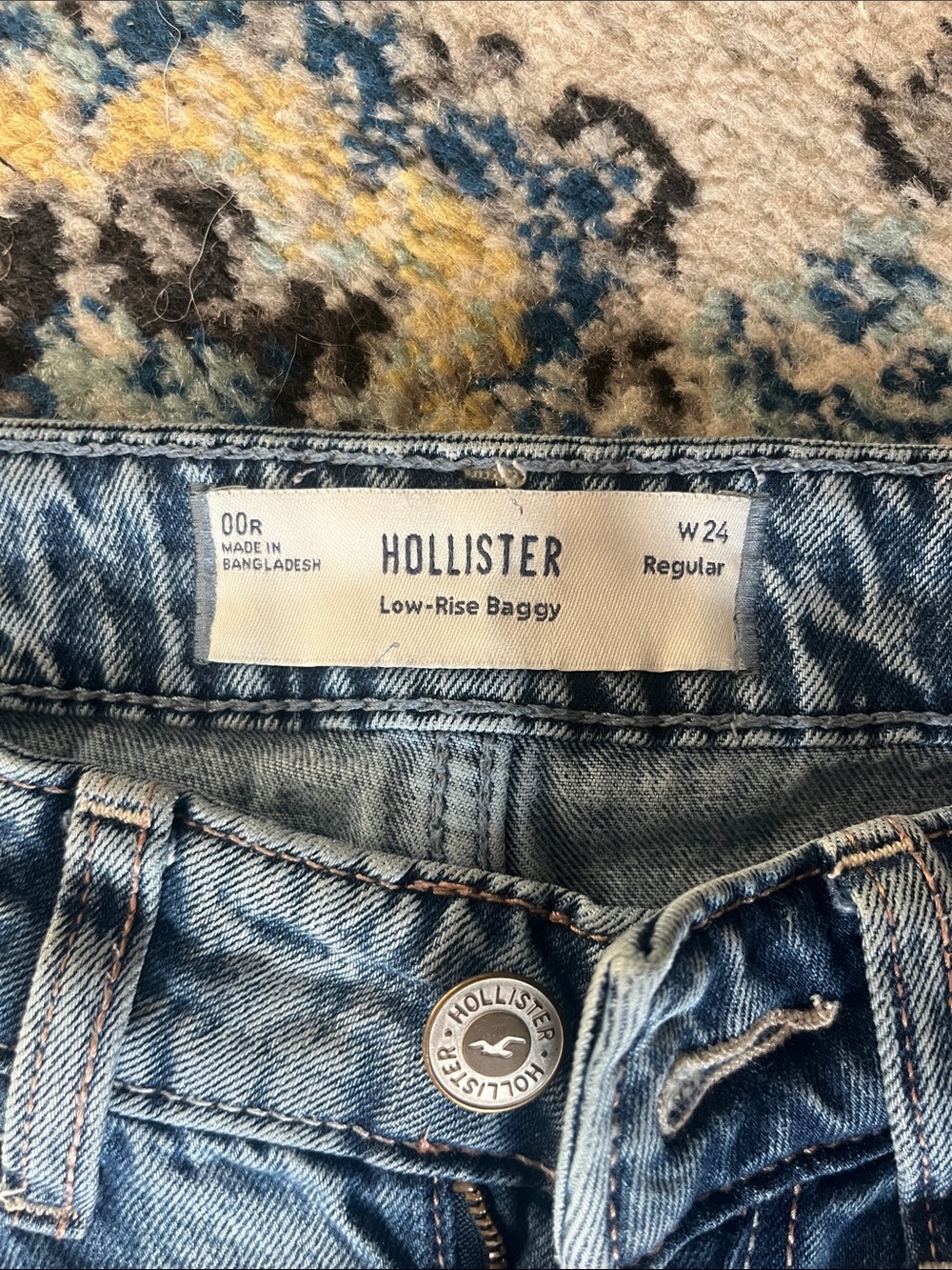 Hollister Baggy Low Rise Jeans in Blue Wash Limited Edition Bow Details - Picture 2 of 8